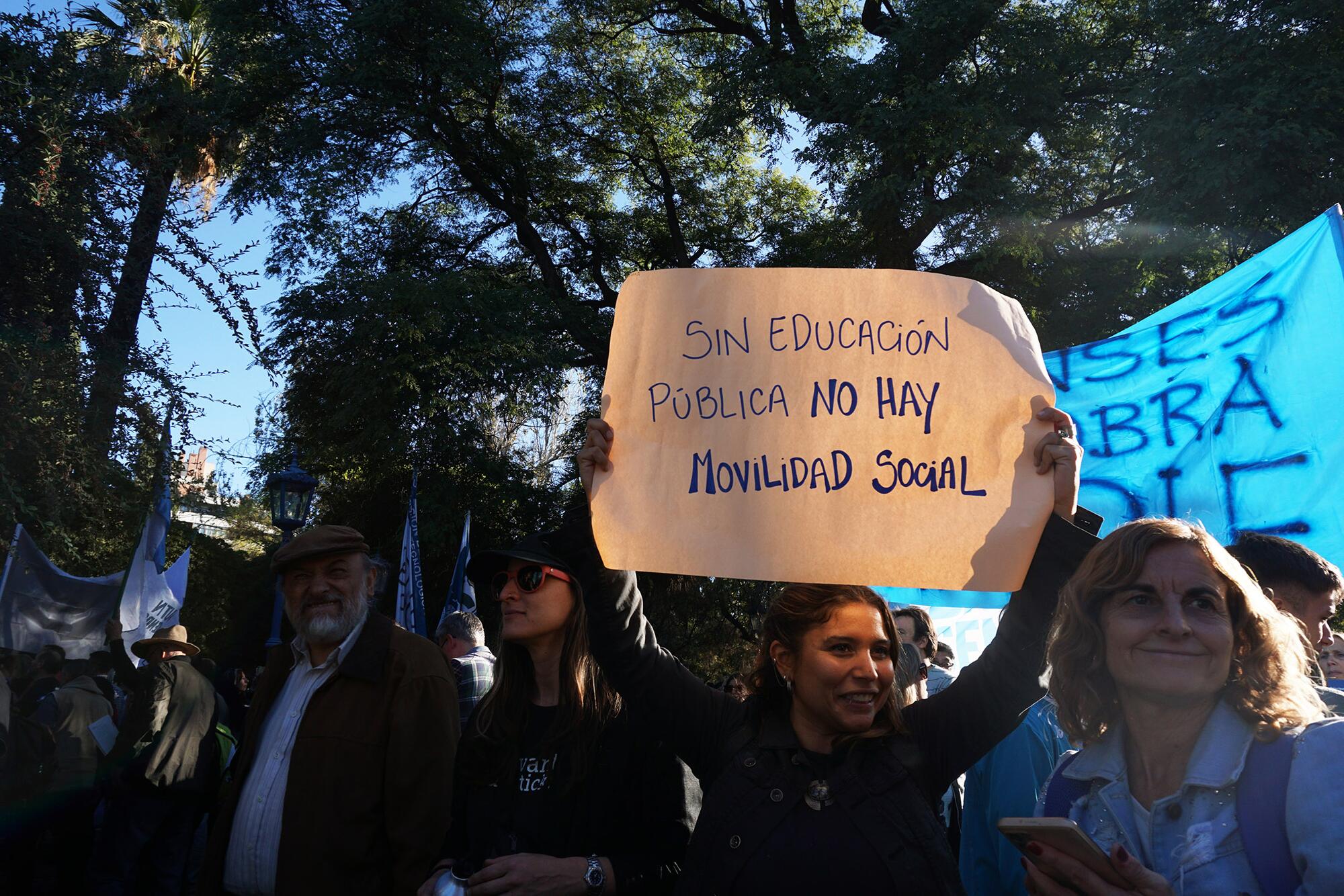 Unas 800.000 personas desafiaron en el centro de Buenos Aires la ley antipiquetes de Milei para defender la educación pública.