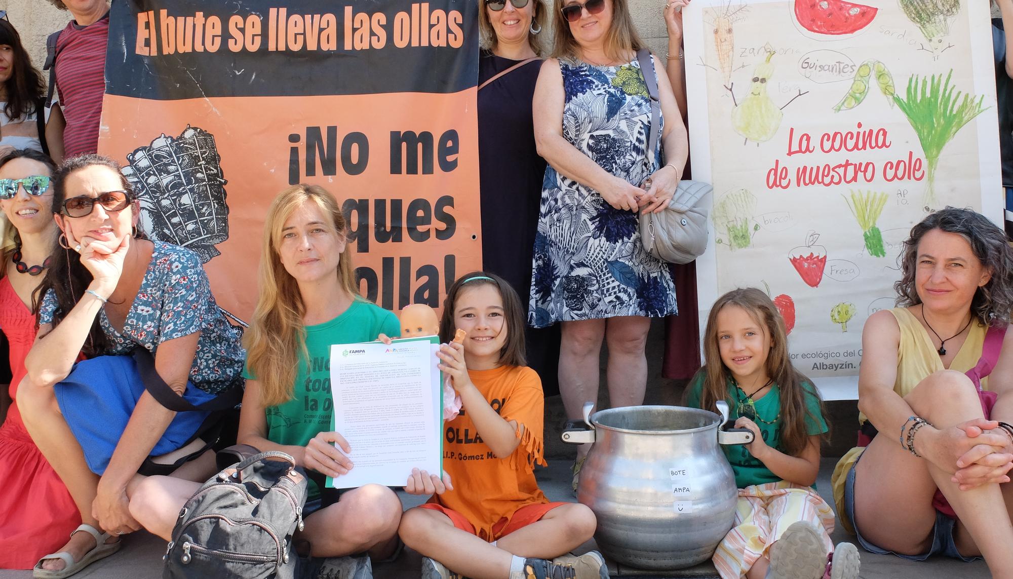 FAMPA Alhambra y AMPA Gómez Moreno presentan escrito en Delegación Educación de la Junta de Andalucía en Granada