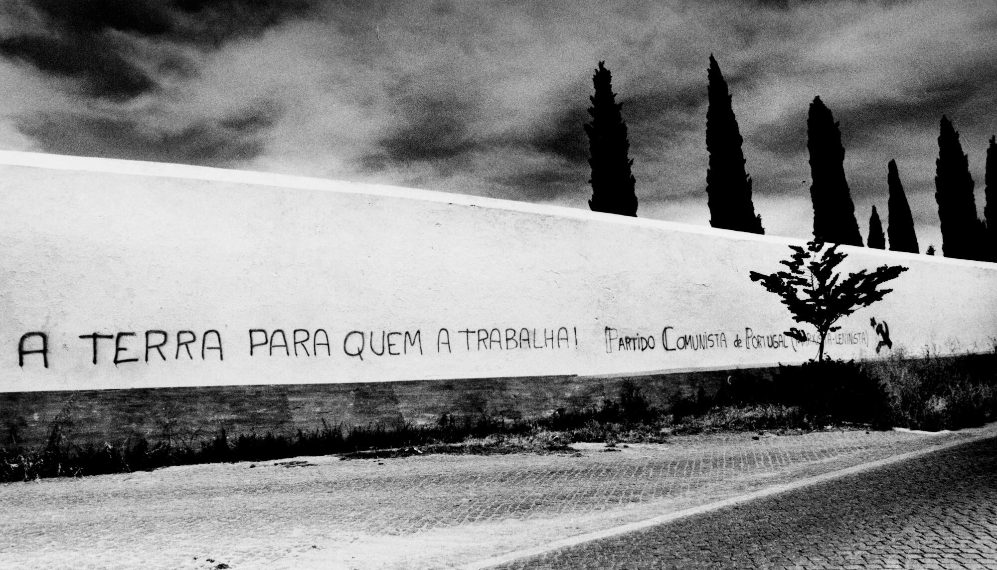 "La tierra para quien la trabaja". Pintada del Partido Comunista de Portugal durante la Revolución de los Claveles. 