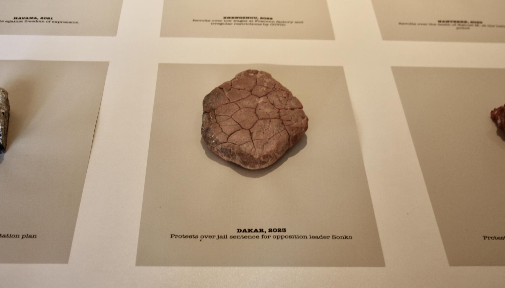 Una de las 40 piedras que Avelino Sala muestra en su obra ‘Museo arqueológico de la revuelta’