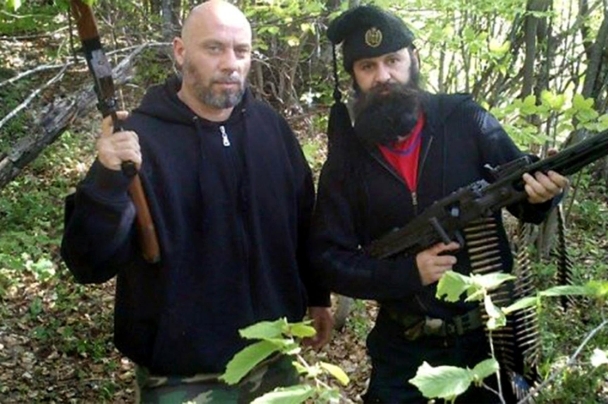 Jivko Ivanov (izquierda) y Bratislav Živković (derecha) posan fuertemente armados.