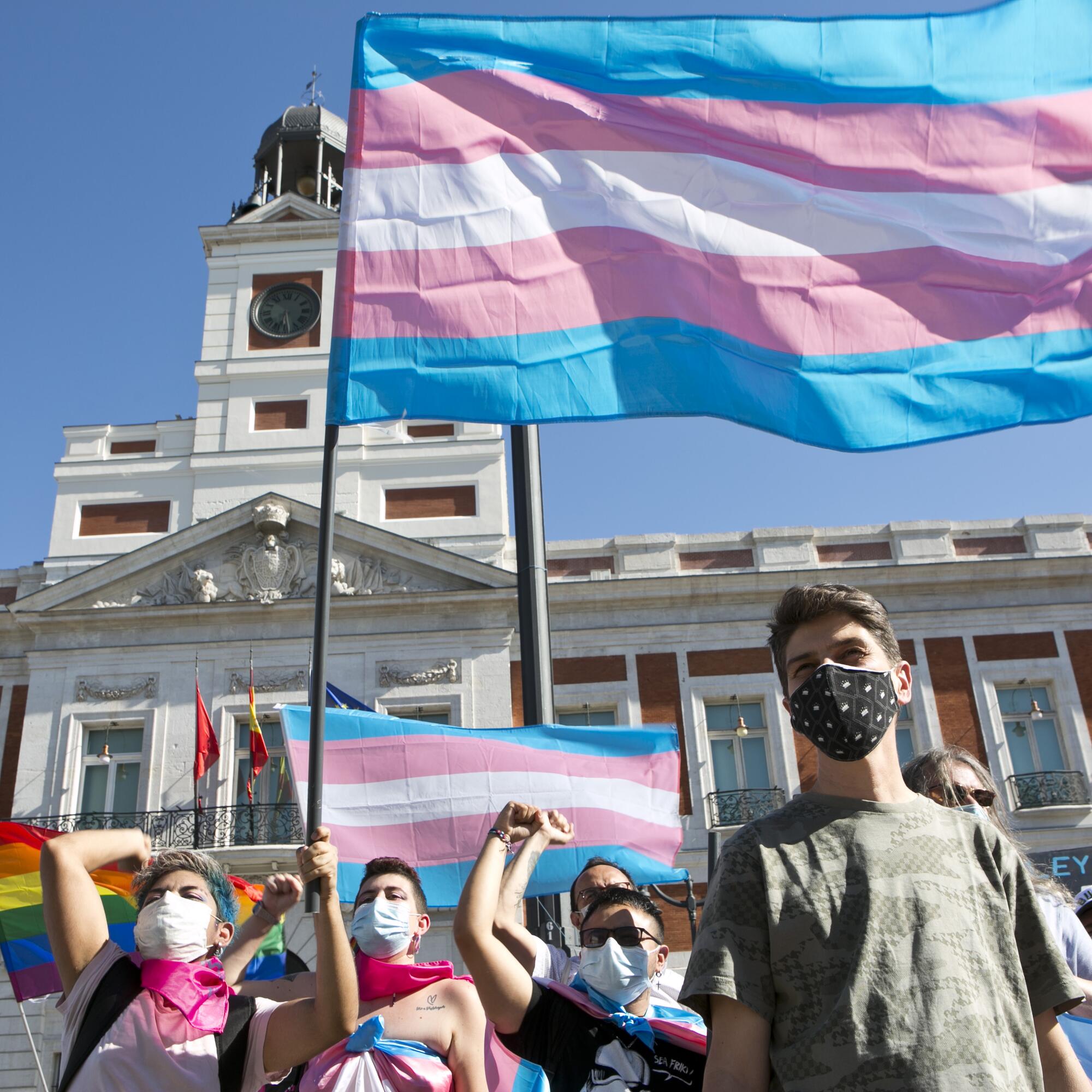 Familias Trans Aliadas se concentran en Sol para pedir una Ley Estatal Puerta del Sol