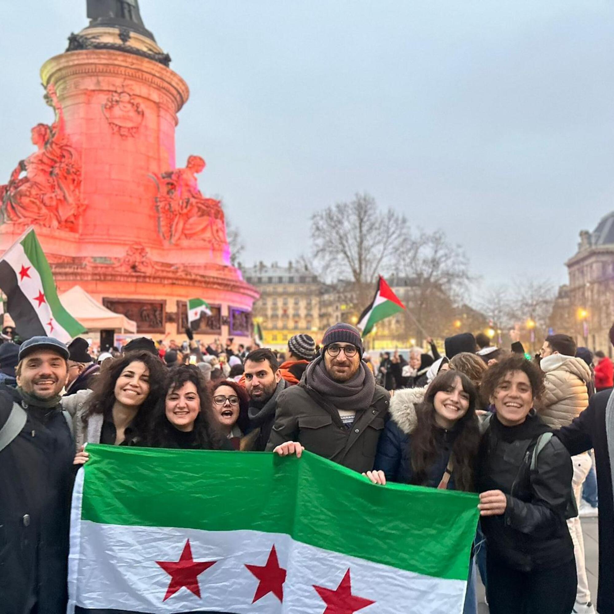 El exilio sirio en París celebra la caída del Gobierno de Bashar al-Assad.