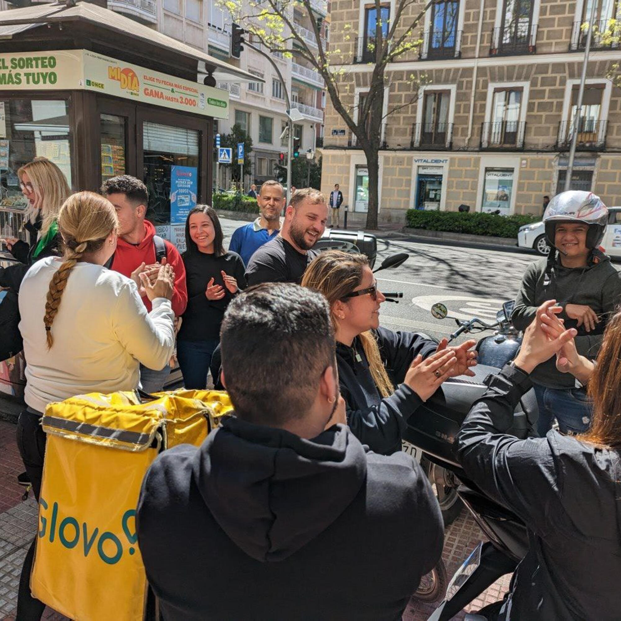 Concentración de riders en la sede de Glovo 1