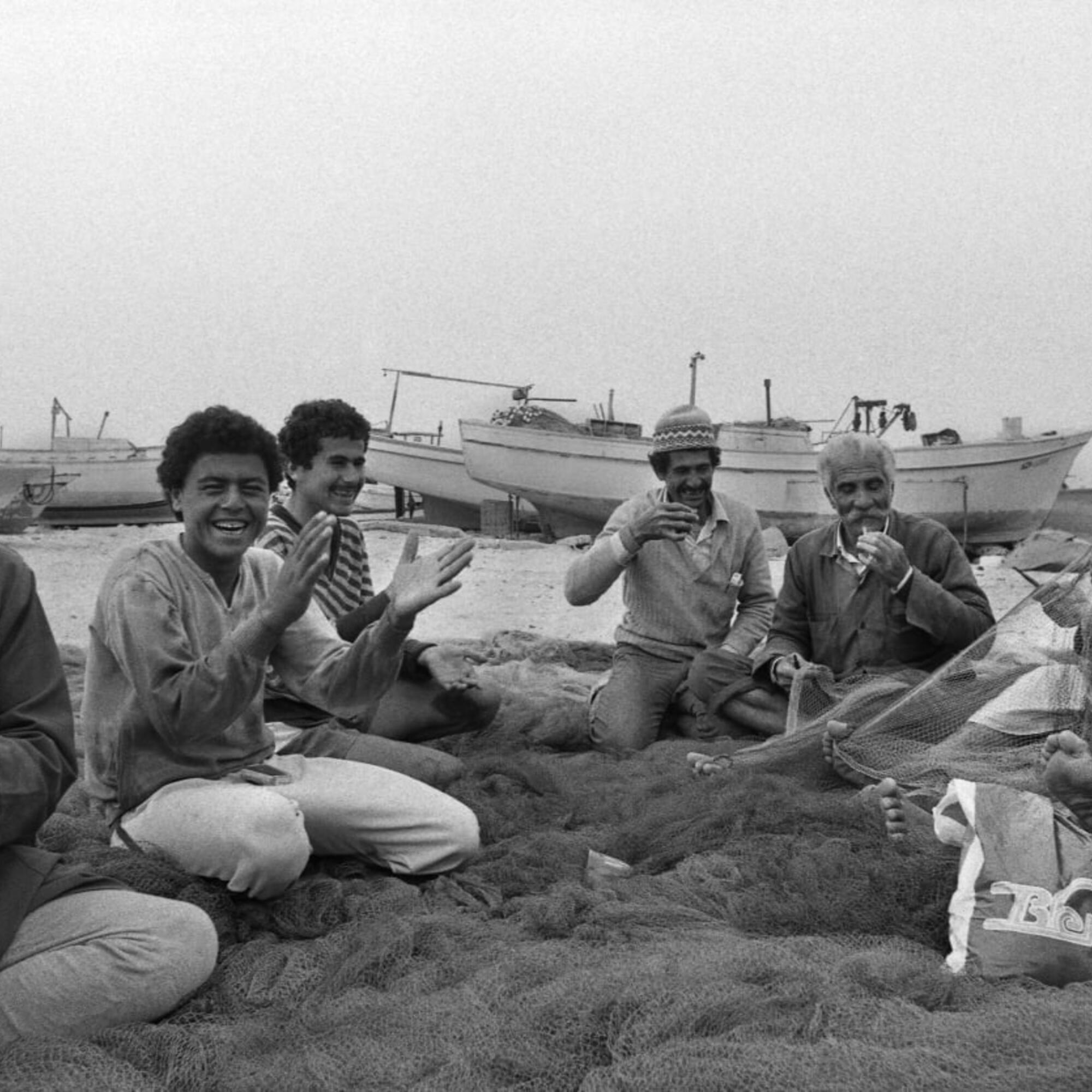 Pescadores de la franja de Gaza preparando las redes,1987.