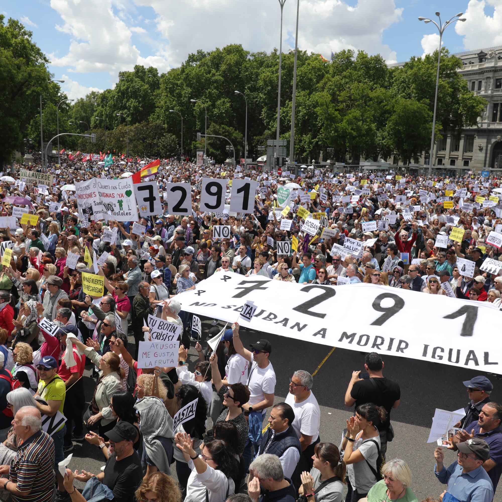 Cibeles repleta de manifestantes por la sanidad pública este 19 de mayo.