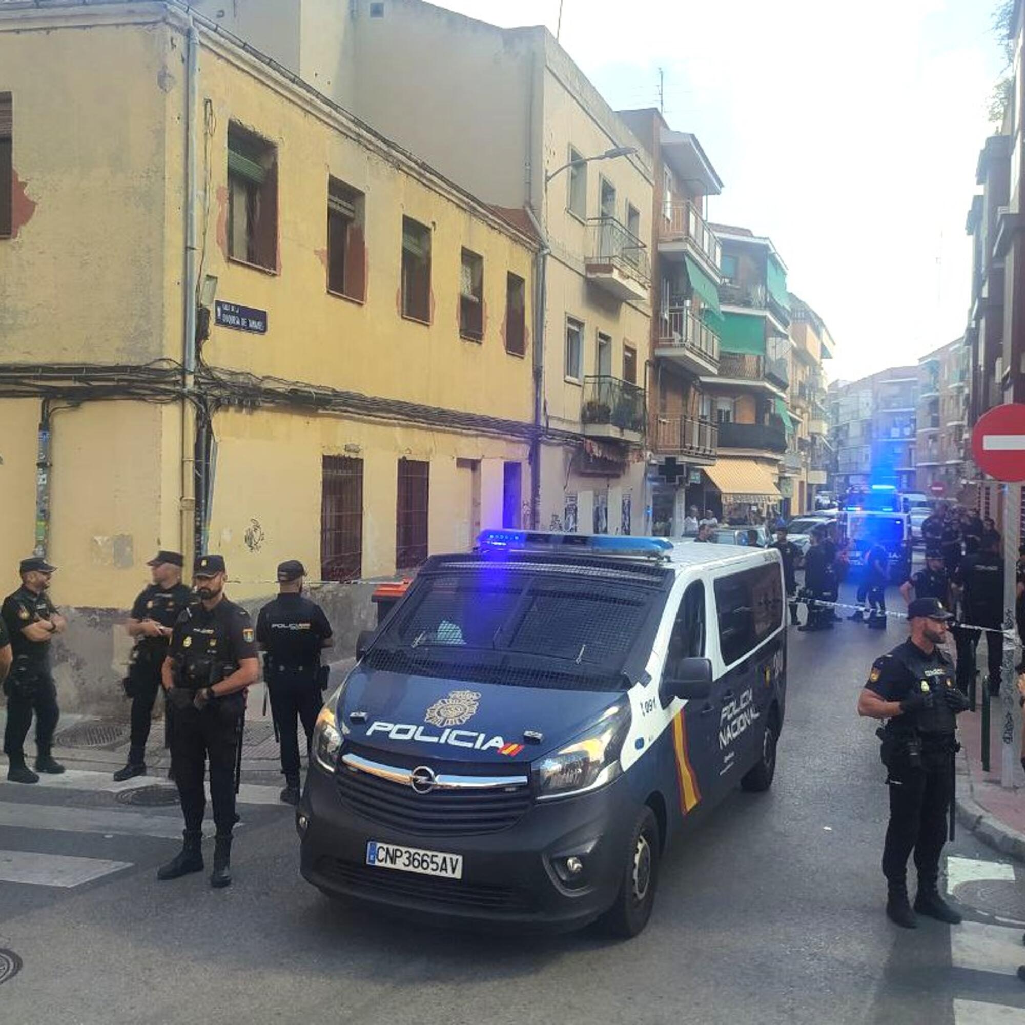 Agentes policiales participan en un desahucio en Carabanchel.