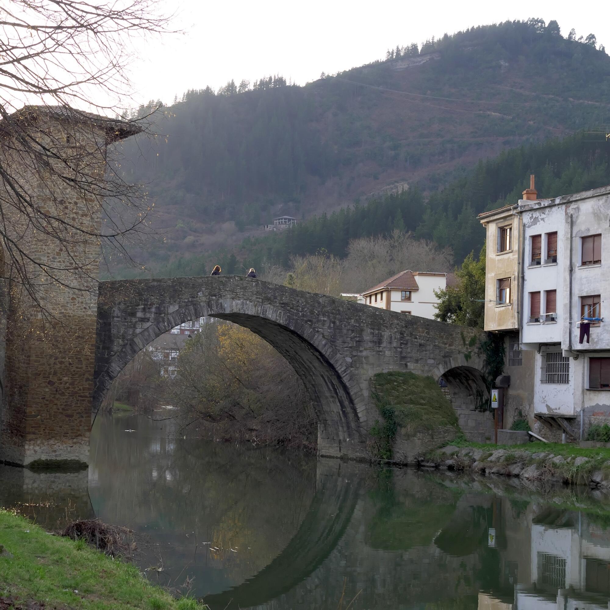 Puente de la Muza sobre el río Cadagua a su paso por Balmaseda