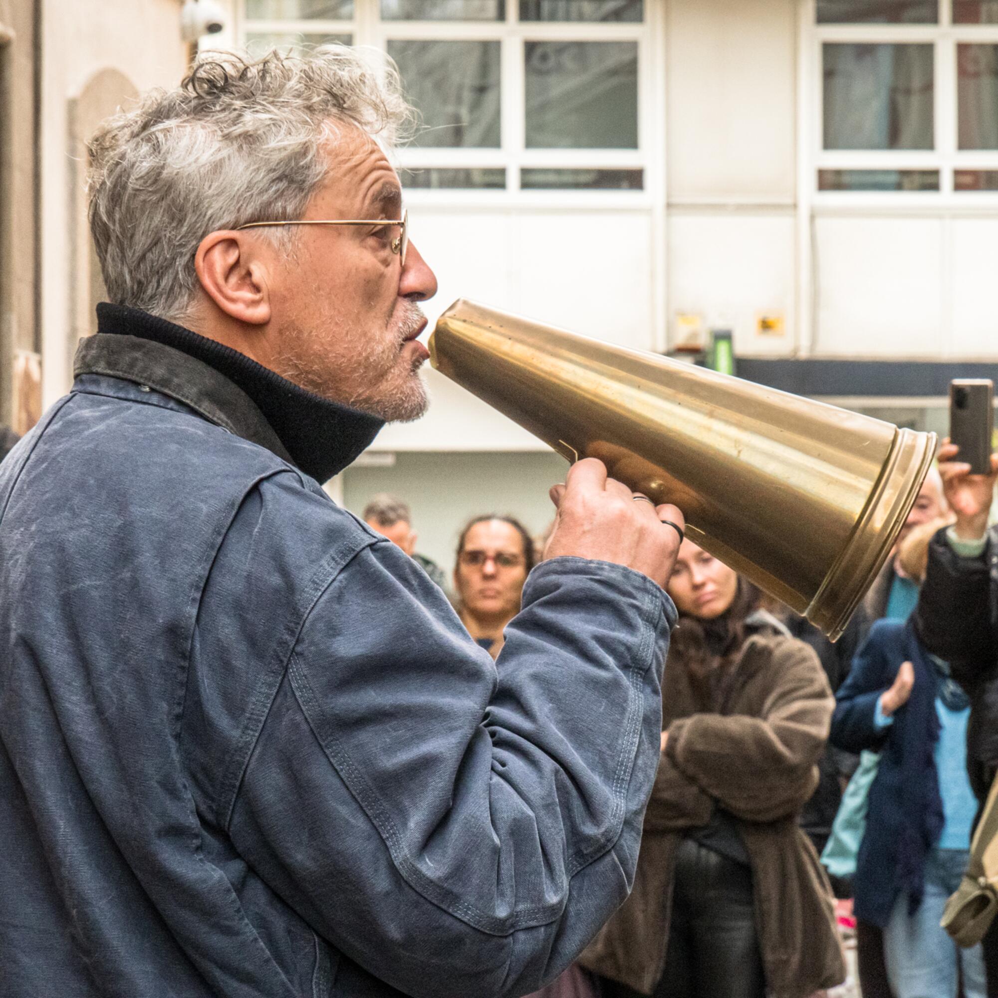 Manuel Rivas defendendo a conservación da obra de Urbano Lugrís na rúa dos Olmos da Coruña en xaneiro de 2023. Foto: Aurora Díaz.