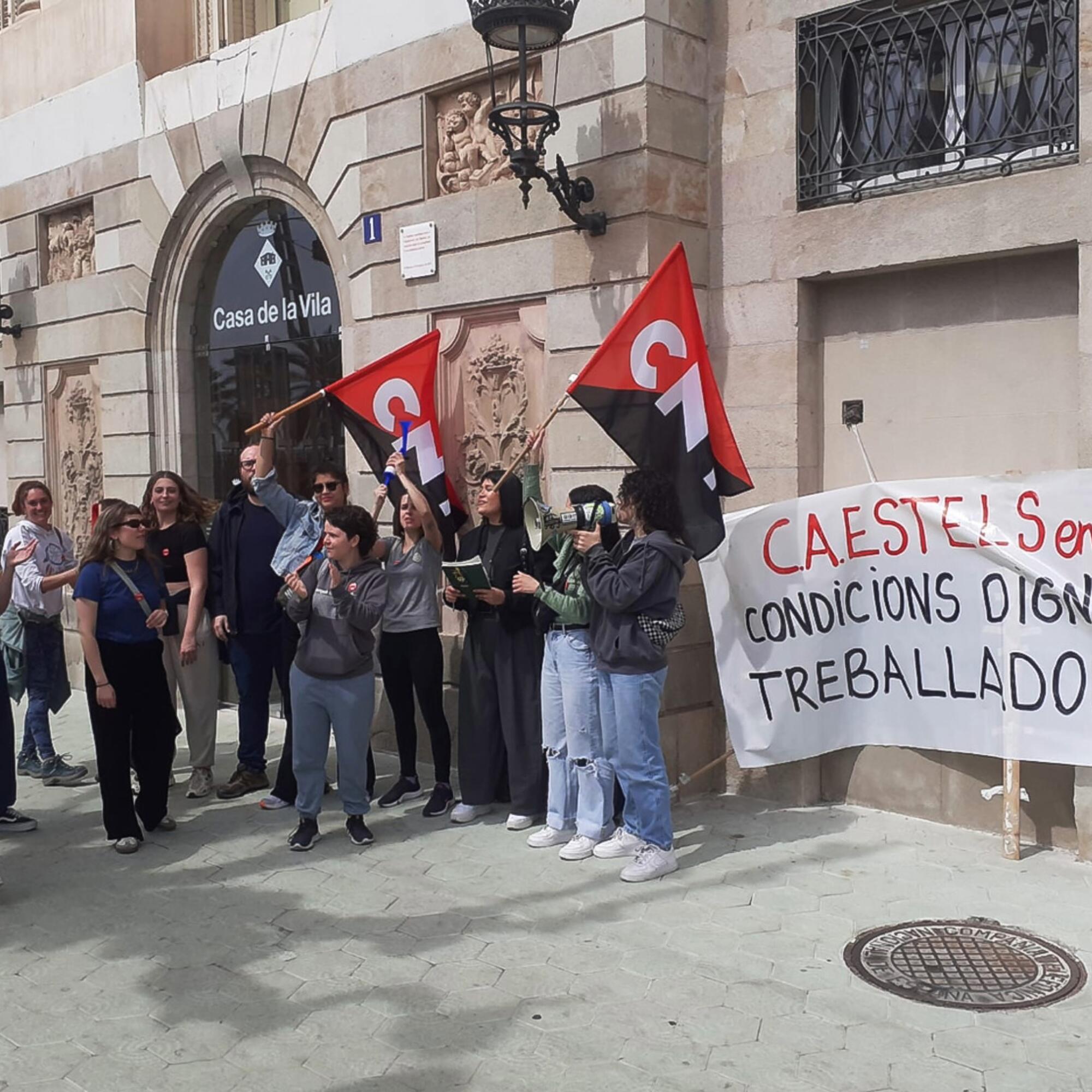 Concentración de trabajadores en huelga en el centro de acogida Estels