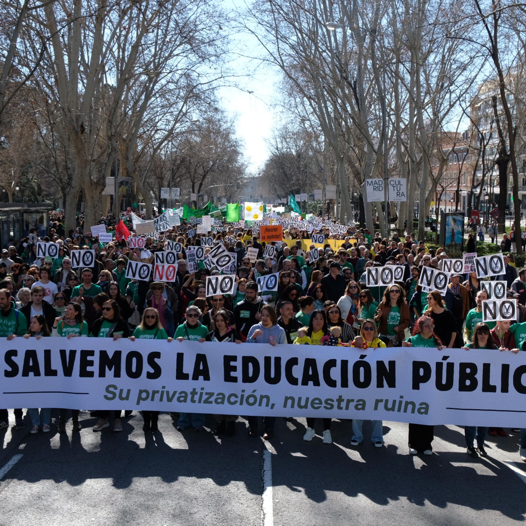 Miles de personas marchan por el Paseo del Prado en la manifestación por la educación pública de este 23 de febrero de 2025.