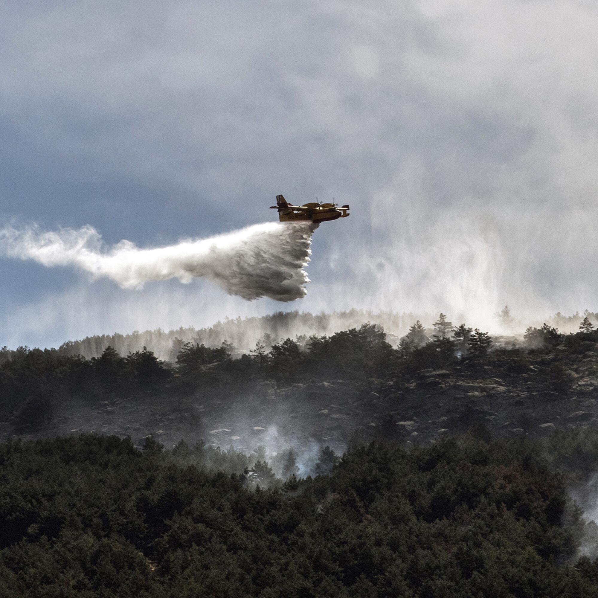 Un hidroavión en el incendio en La granja