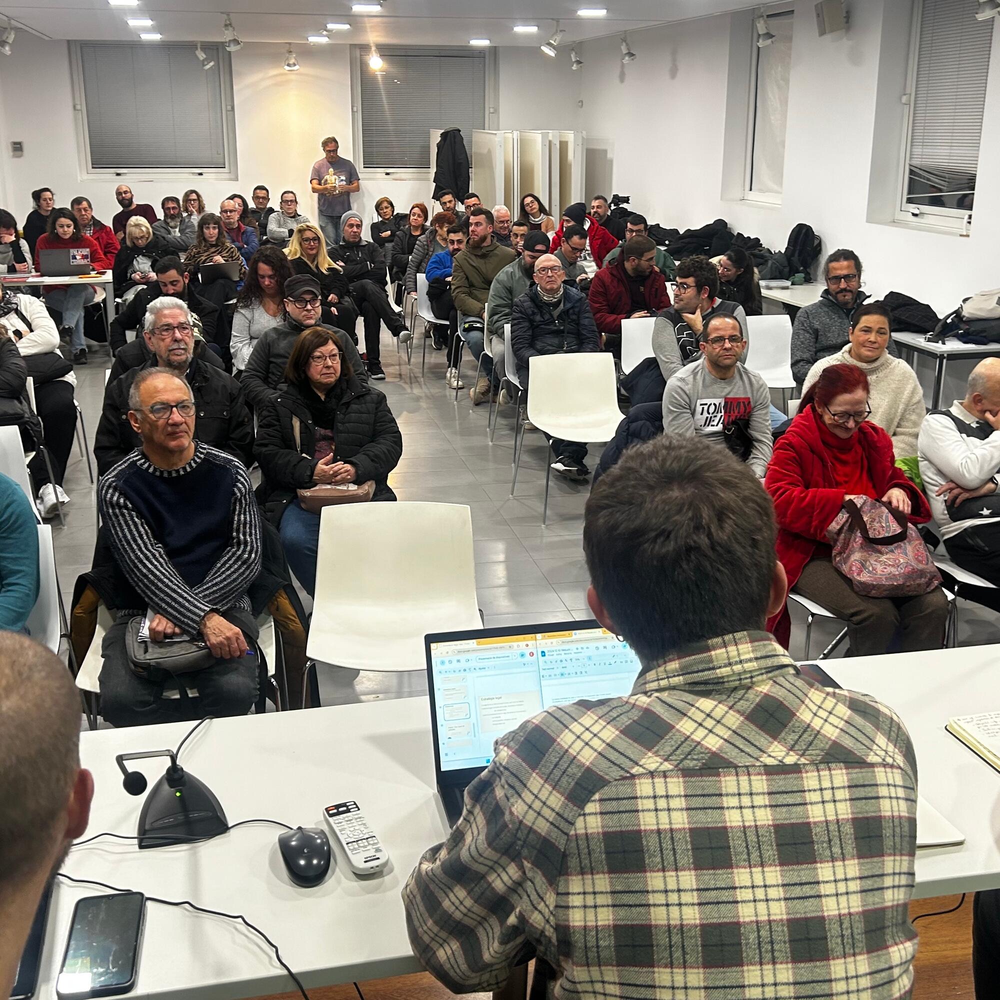 Asamblea de promociones de vivienda protegida en Catalunya deciden ir a la huelga.