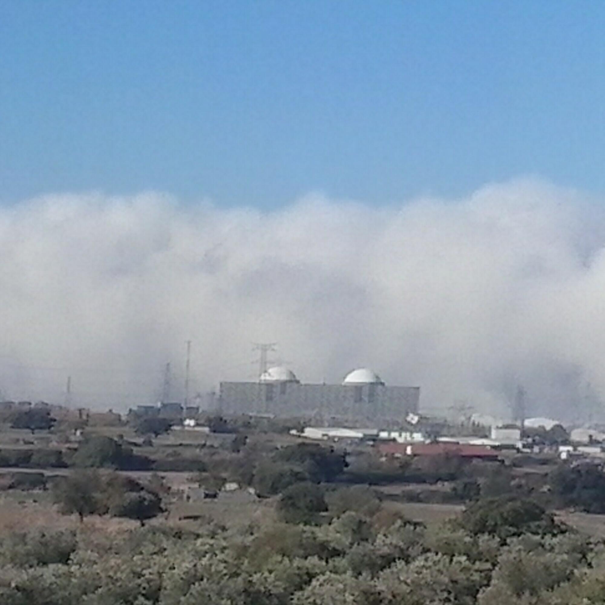 Central de Almaraz soltando vapor