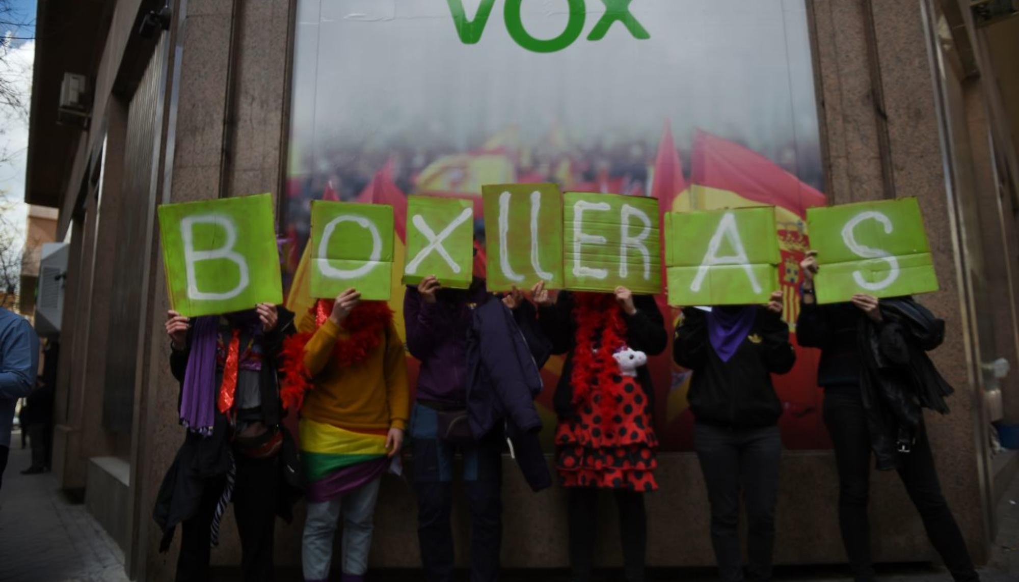Acción frente a la sede de Vox en Madrid durante la huelga feminista de 2019.