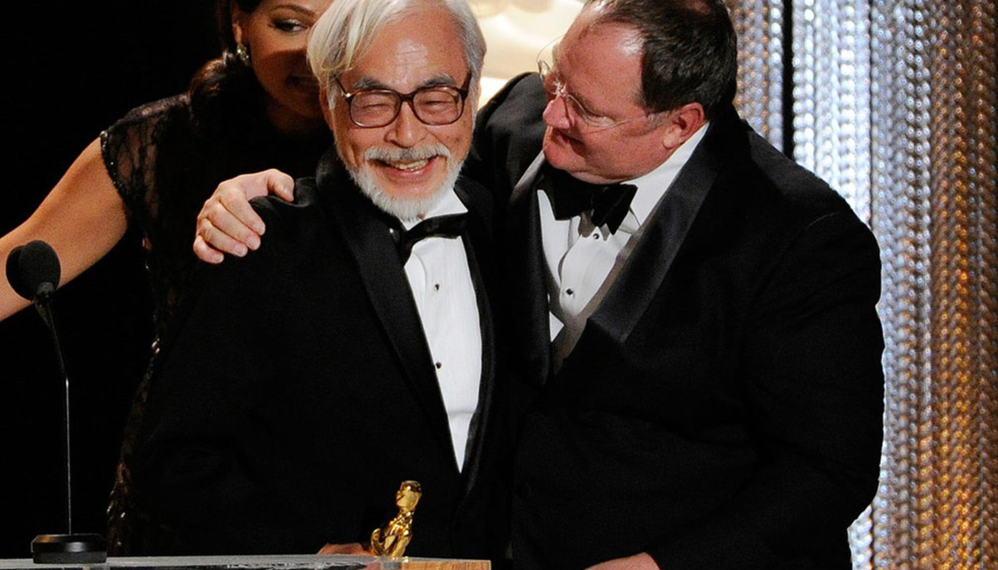 Hayao Miyazaki recibiendo el Oscar honorífico