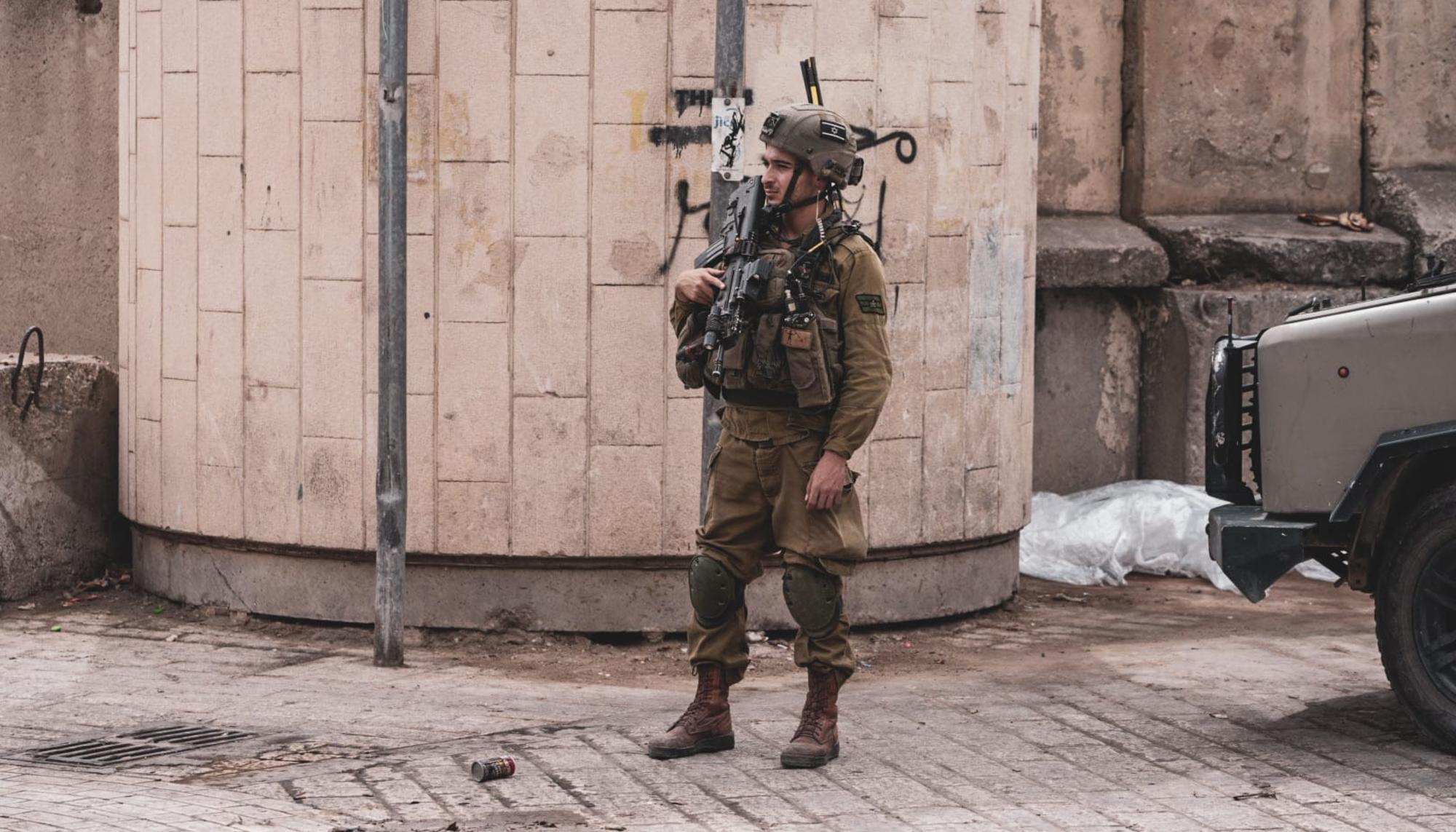 Soldado israeli en Hebrón