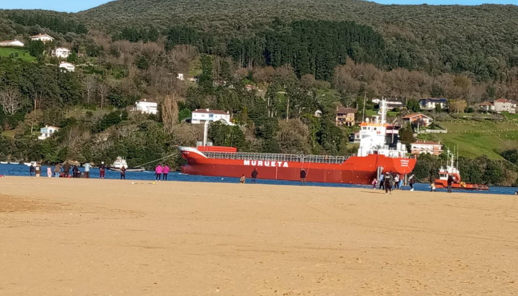 Barco Arteaga sale de Murueta en Urdaibai