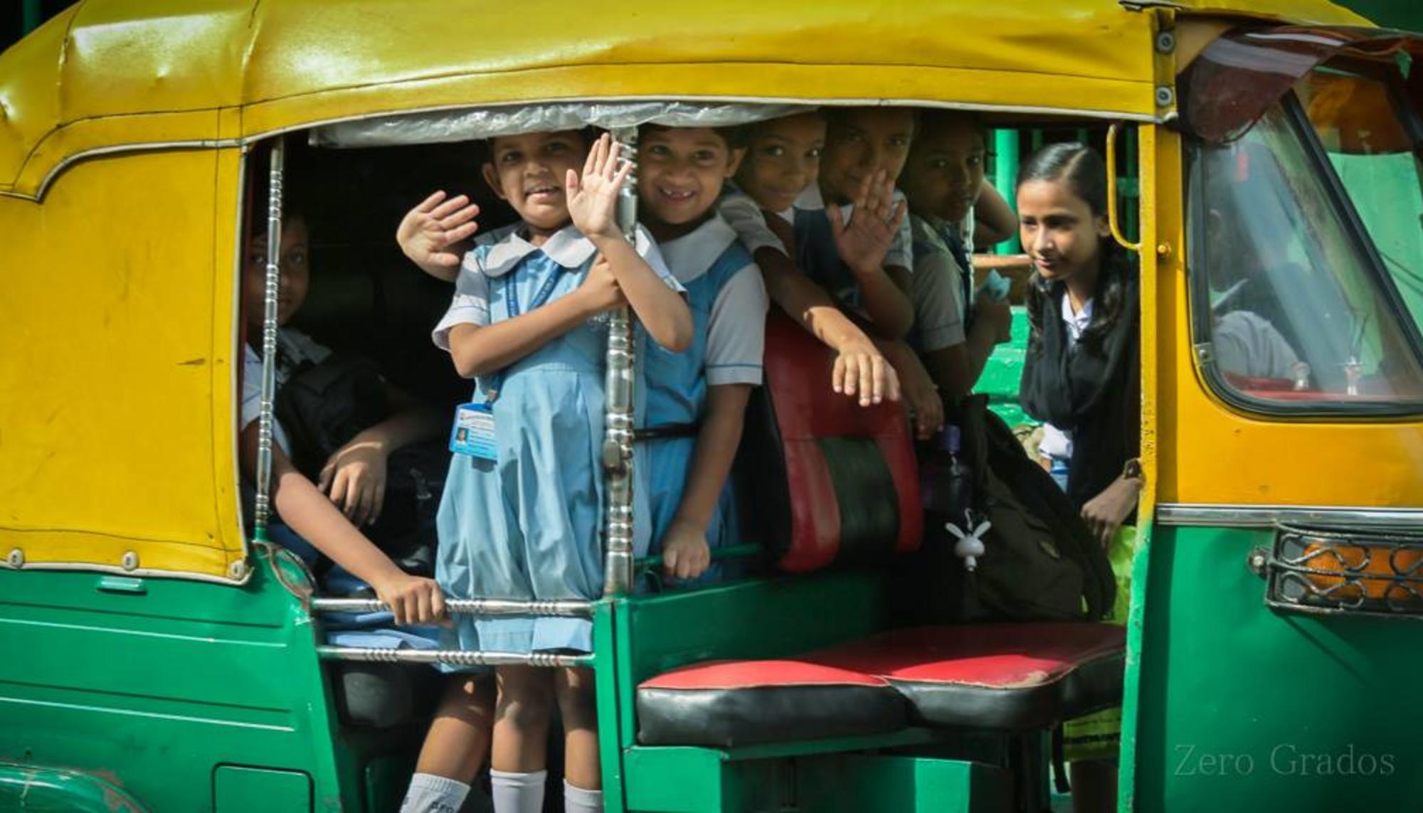 Niños uniformados en Calcuta (India)