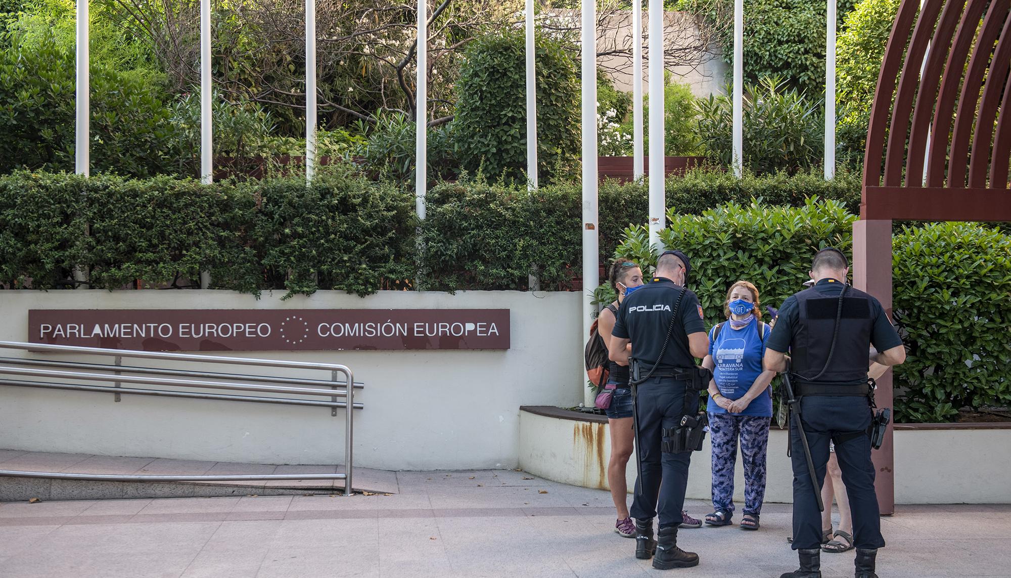 Bloquean la entrada a la sede de la Unión Europea para denunciar los abusos en las fronteras - 12