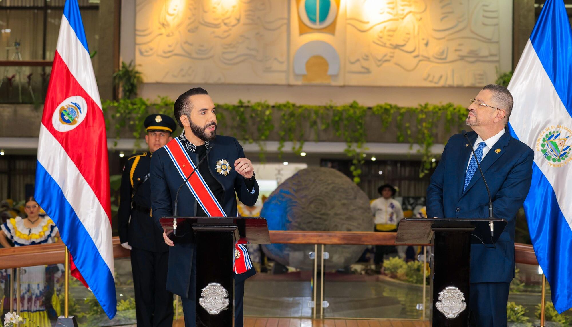 Los presidentes de El Salvador, Nayib Bukele, y de Costa Rica, Rodrigo Chaves.