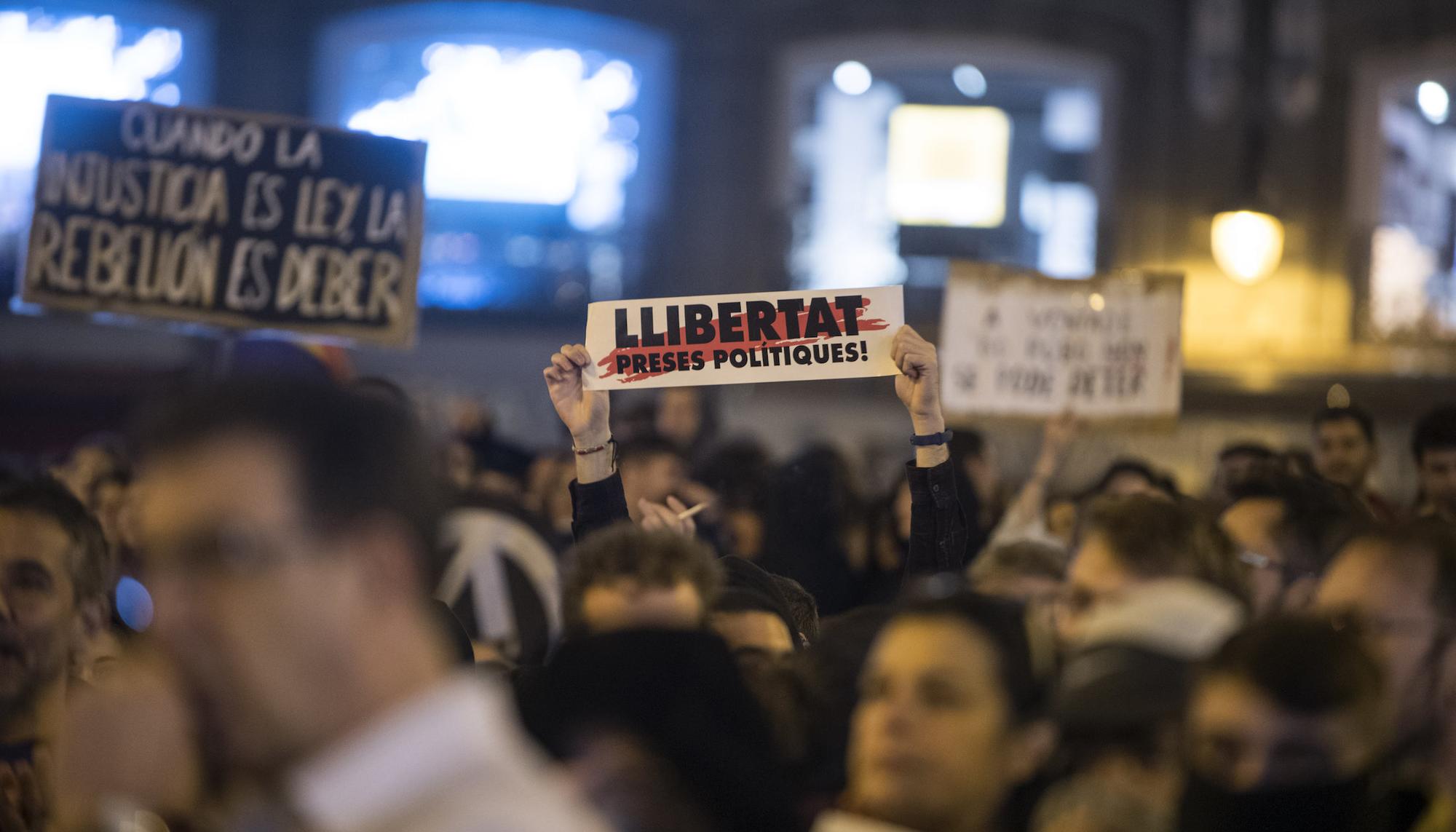 Concentración en la Puerta del Sol de Madrid en apoyo al pueblo catalán - 14