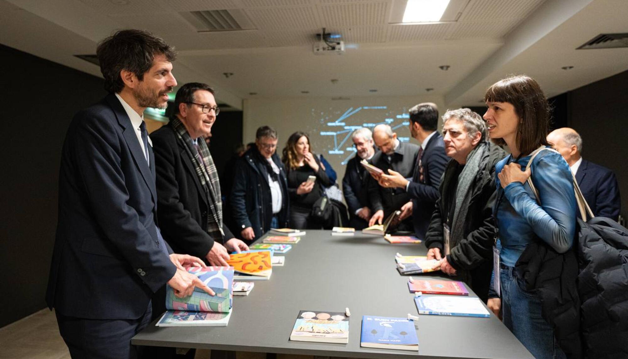 El ministro de Cultura, Ernest Urtasun, en la exposición ‘Constelación gráfica’ en el Museo de Angulema