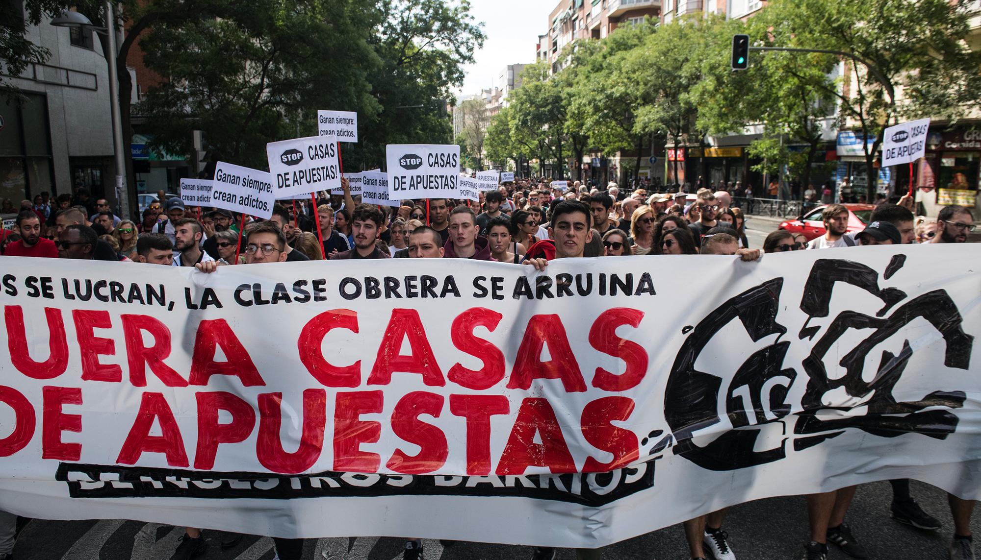 Manifestación contra las casa de apuestas en el barrio de Teután, Madrid.