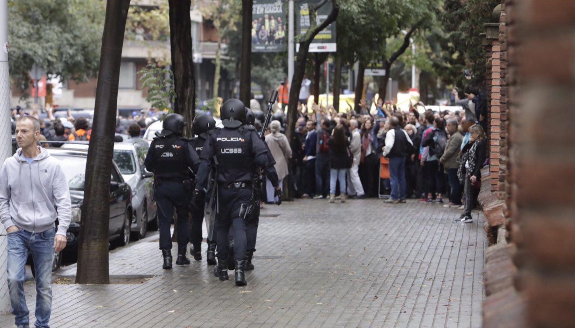 Policía Nacional en el instituto Ramon Llull de Barcelona