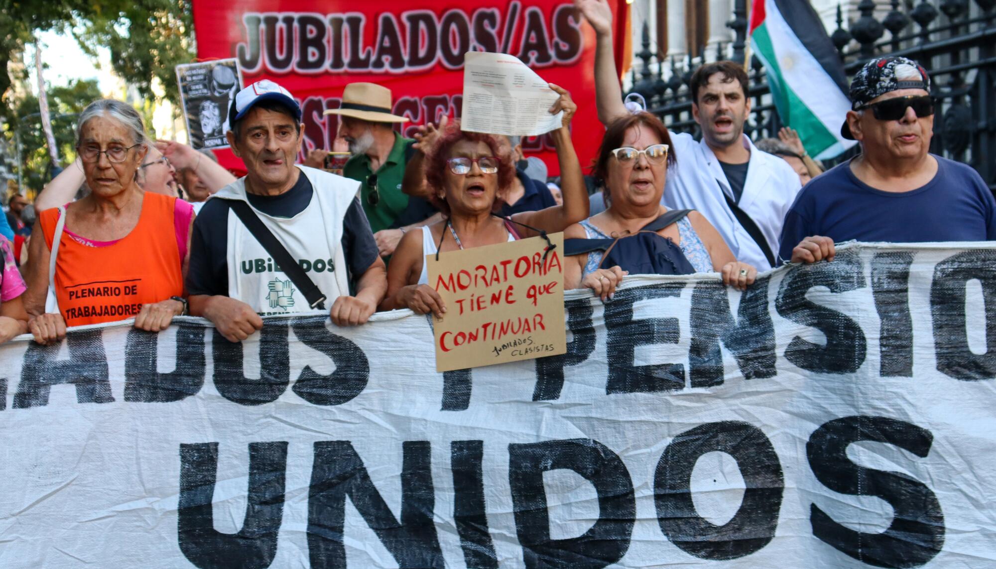 Cientos de pensionistas se suman cada miércoles a la manifestación frente al Congreso argentino.