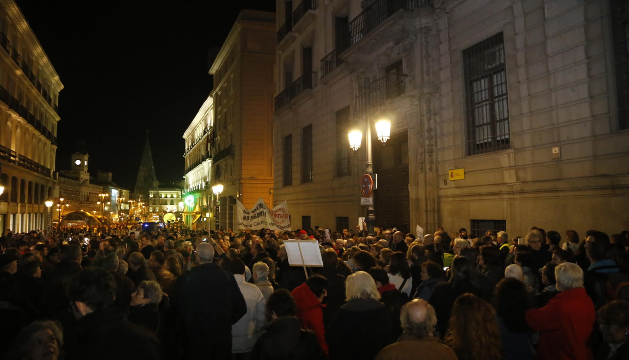 Concentración frente al Ministerio de Hacienda convocada por Madrid No Te Cortes