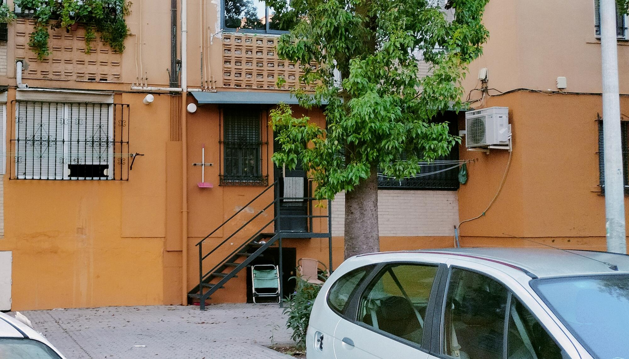 ESCALERAS A LA CALLE VI