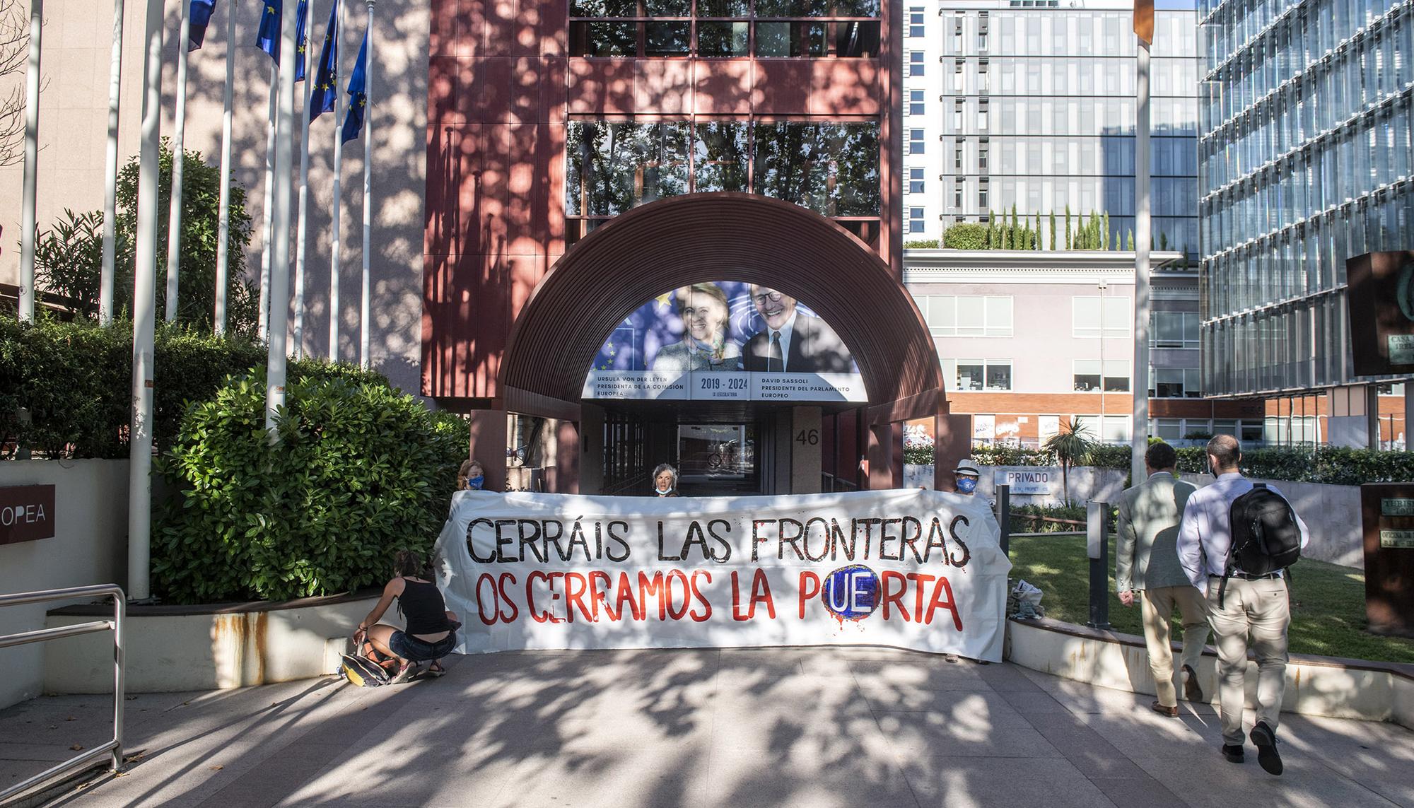 Bloquean la entrada a la sede de la Unión Europea para denunciar los abusos en las fronteras - 3