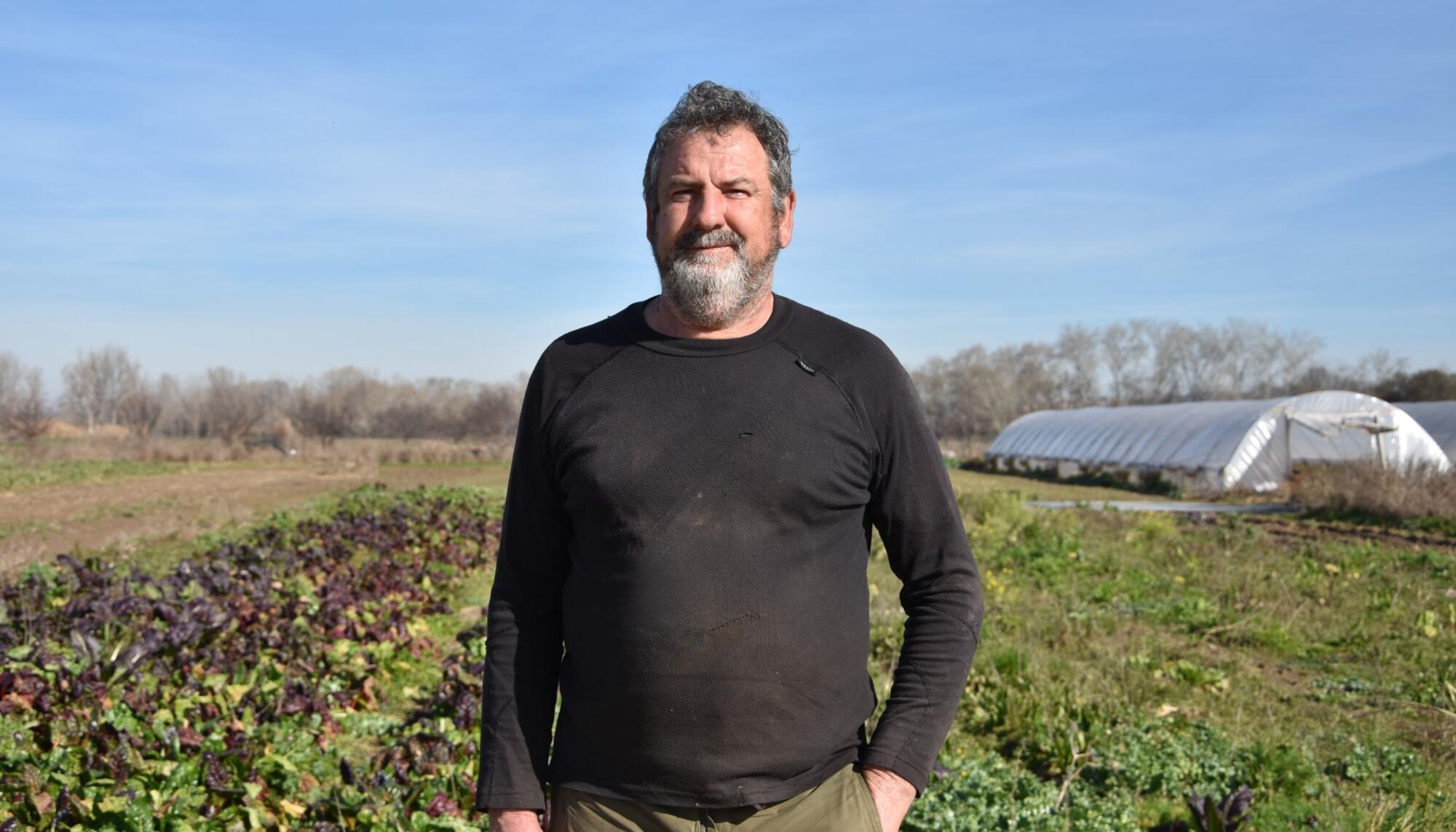 Luis Miguel Pinero, agricultor, junto a los terrenos agrícolas que trabaja, cerca de Talavera de la Reina.