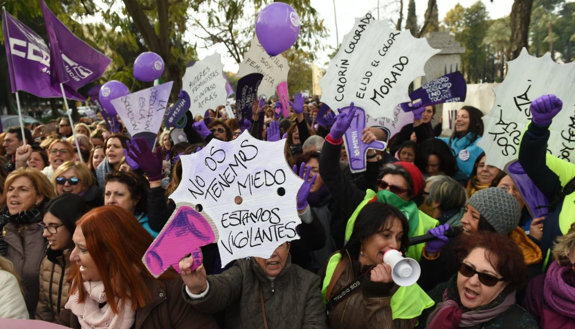 Concentracion feminista en el Parlamento andaluz 2