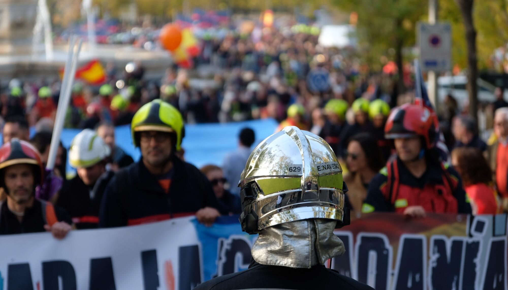 Miles de bomberos se manifestaron el 30 de noviembre en Madrid para demandar que los partidos desbloqueen la ley que permitiría coordinar los servicios de urgencia de todo el Estado.