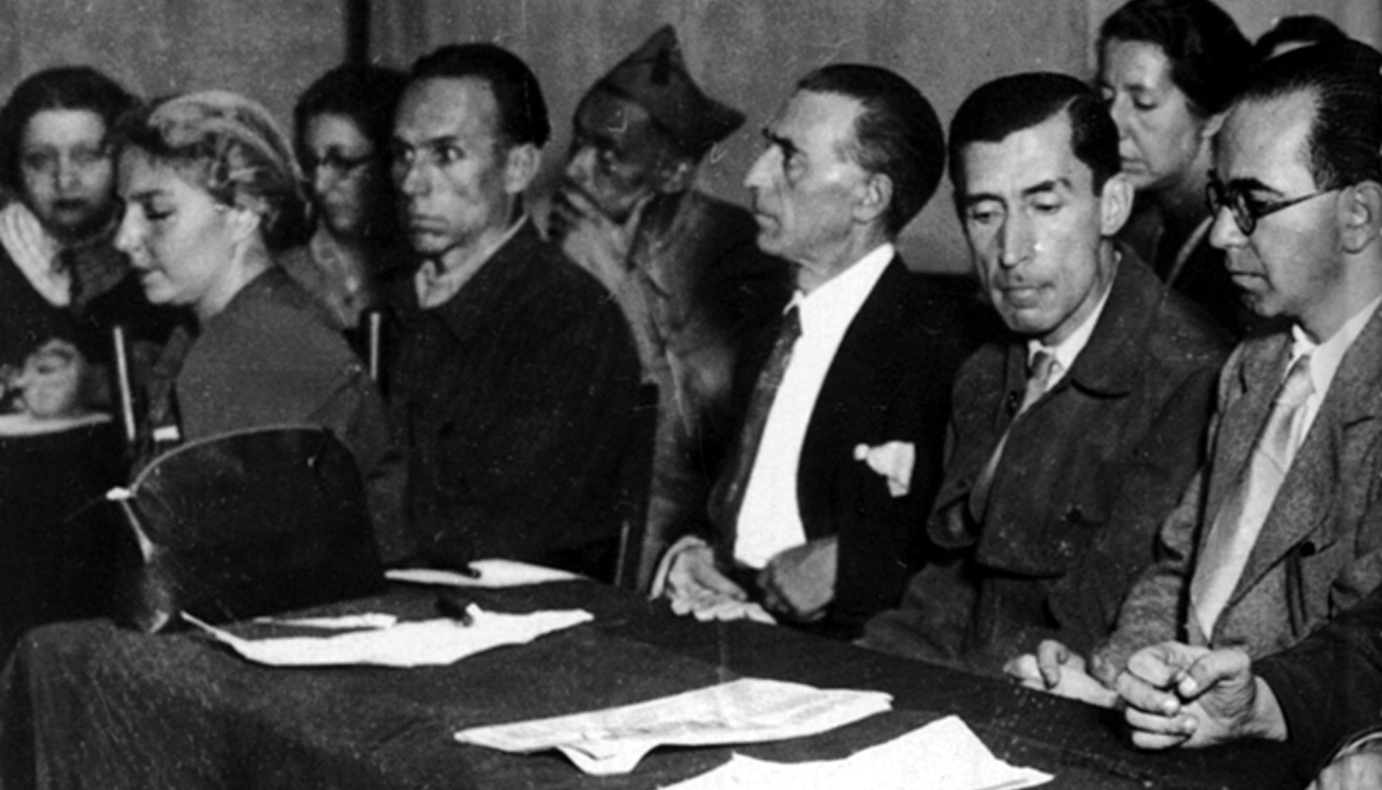 Bergamín (segundo por la izquierda) preside un mitin de la Alianza de Intelectuales Antifascistas