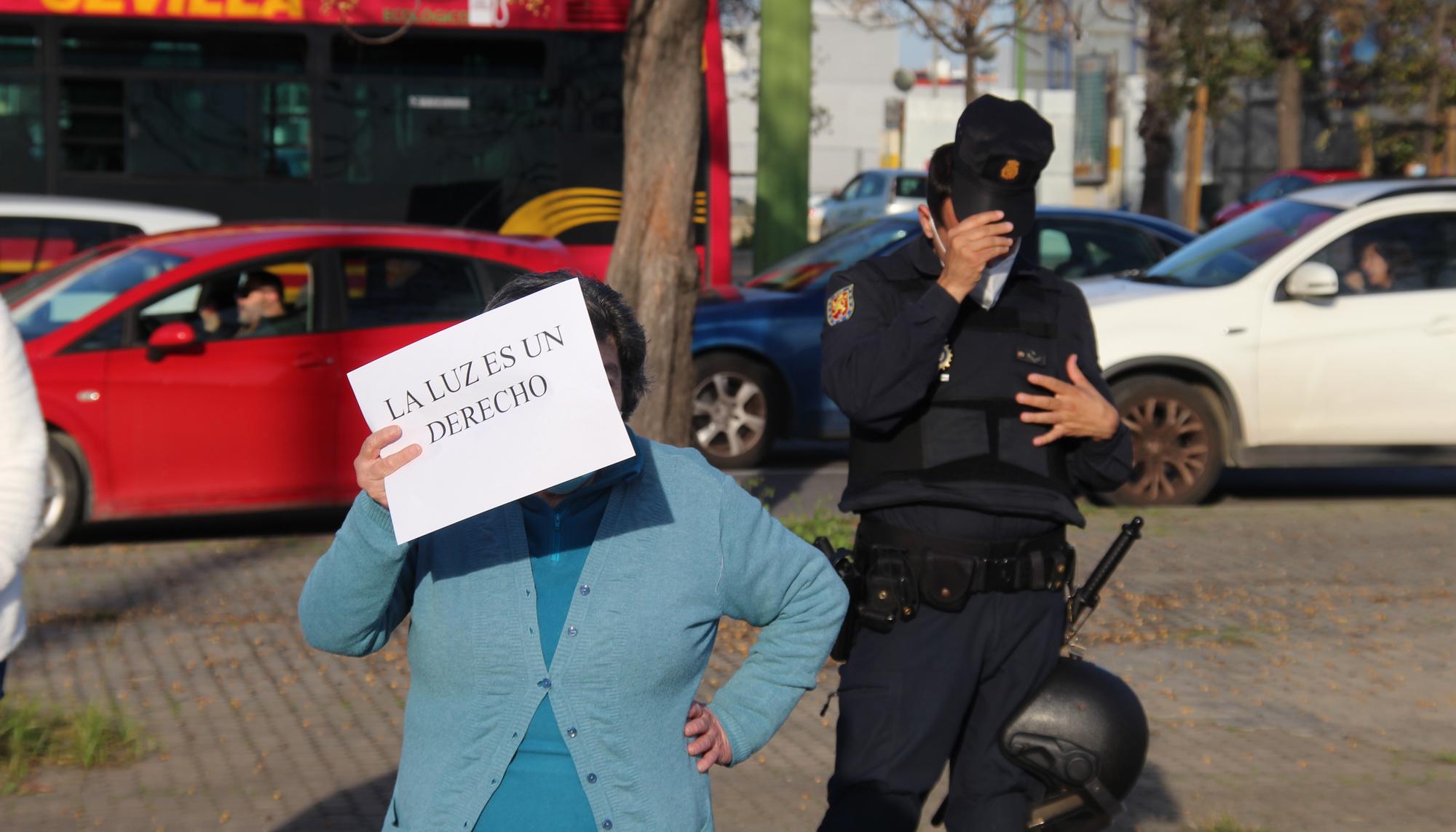 Manifestante cortes de Luz Polígono Sur 2