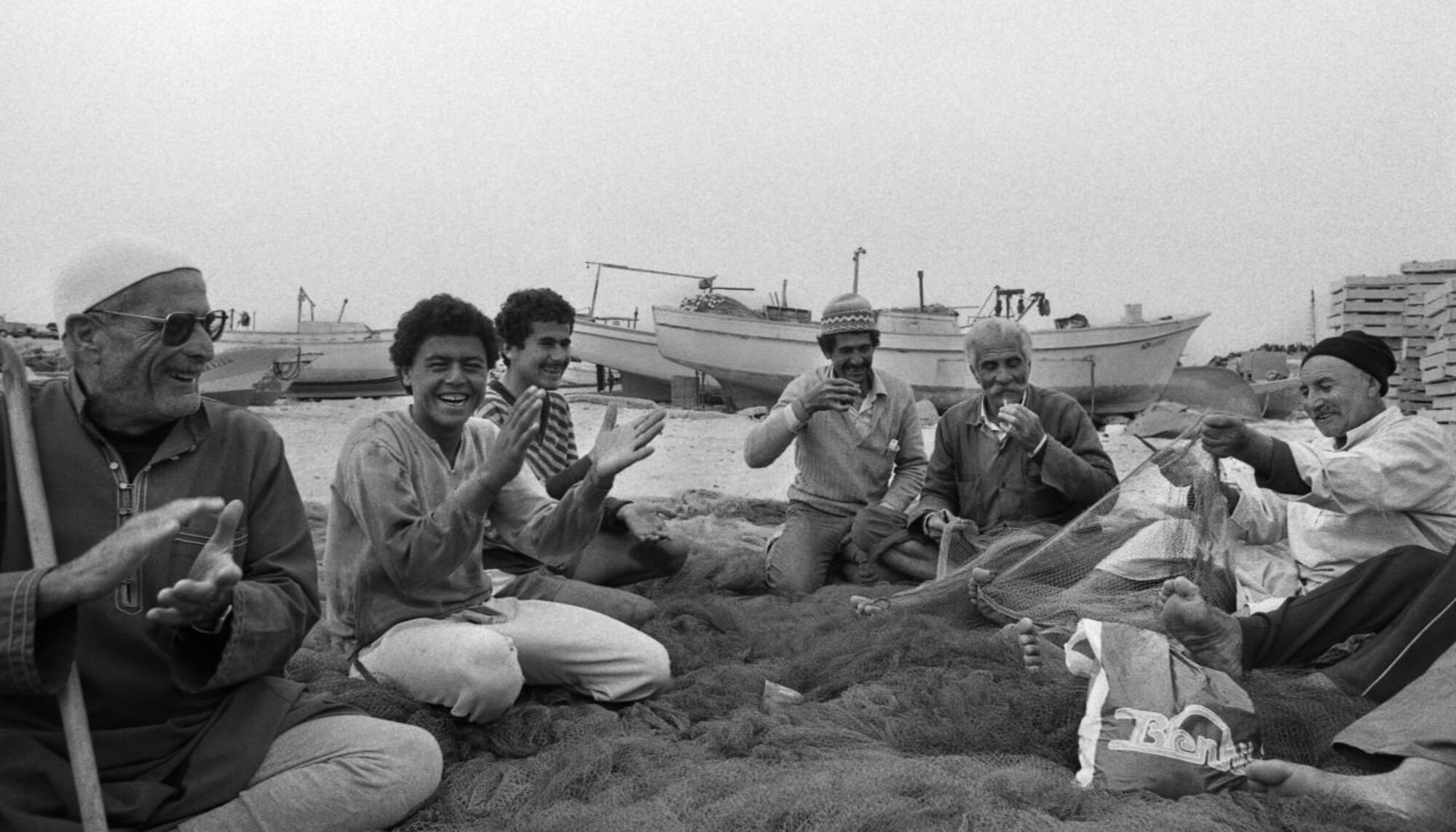 Pescadores de la franja de Gaza preparando las redes,1987.