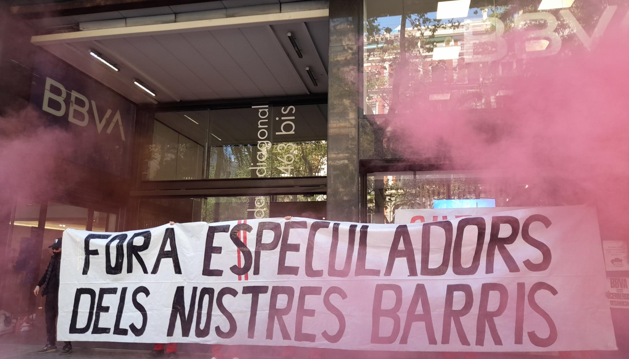 Acción en Barcelona contra el BBVA y el fondo buitre Cerberus como parte de la campaña #GuerraACerberus.