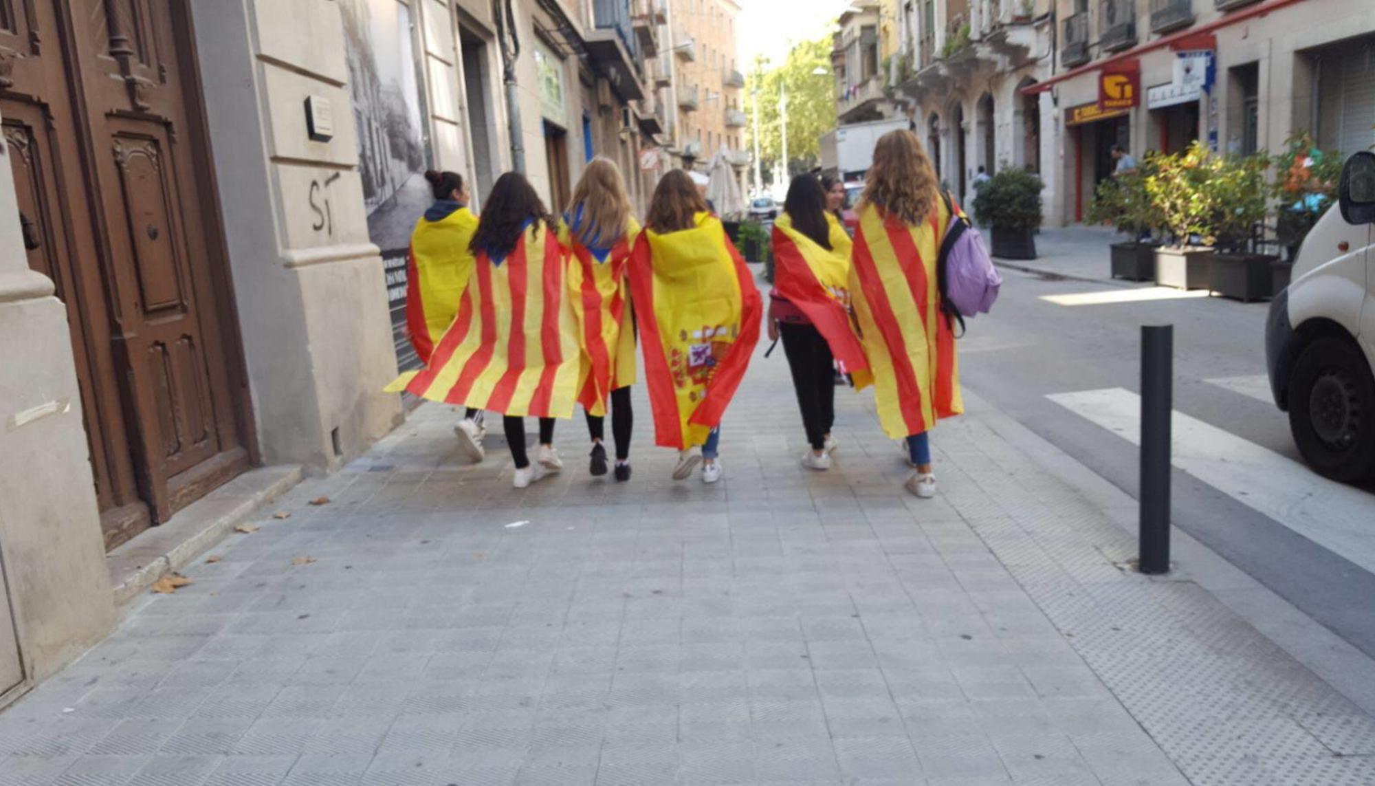 Jóvenes con banderas españolas y catalanas en Figueras