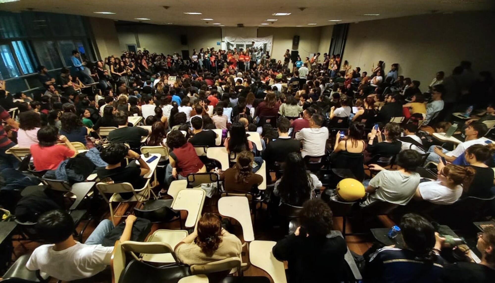 Asamblea en la facultad de Filosofía y Letras de la UBA. Foto: Izquierda Diario