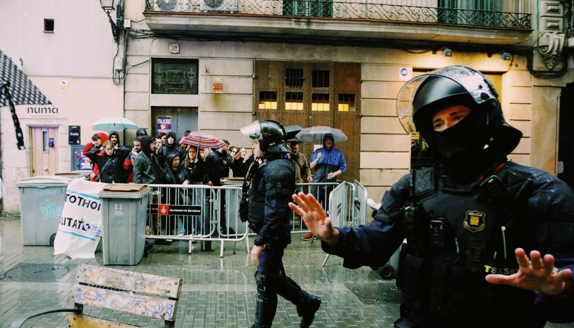 Los mossos d’Esquadra intentan desalojar a una familia con un menor en plena alerta meteorológica.