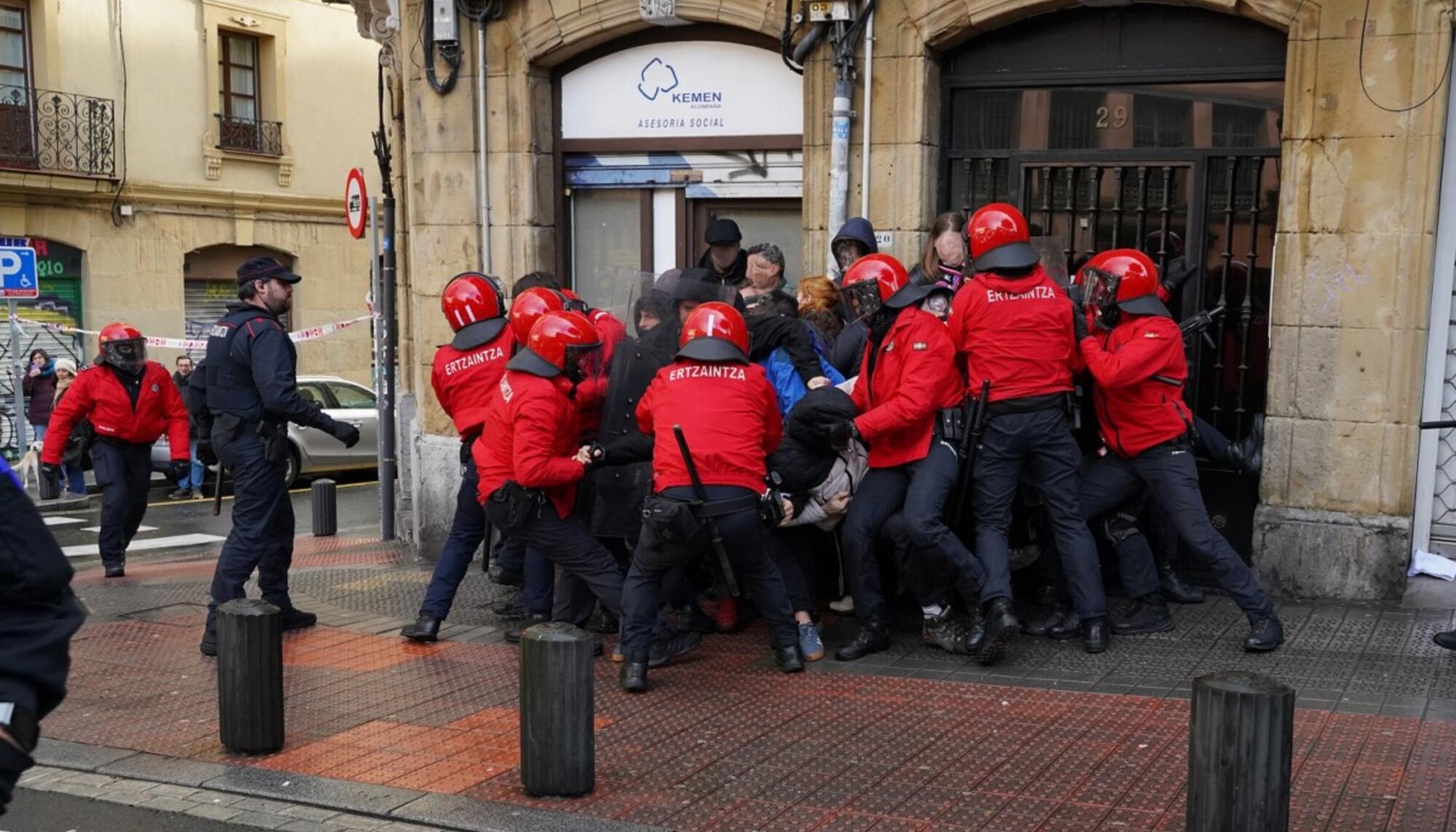 Desahucio de una familia estafada en Bilbao