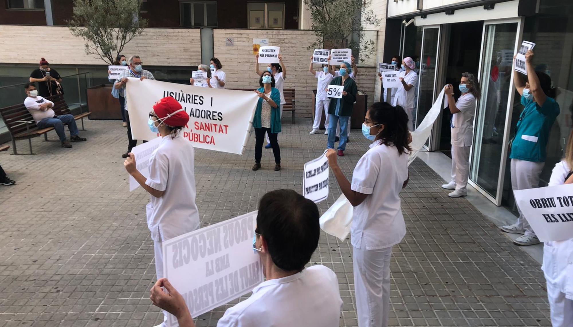 Sanitarios protestan en la puerta de los hospitales catalanes por una mejora de las condiciones laborales.
