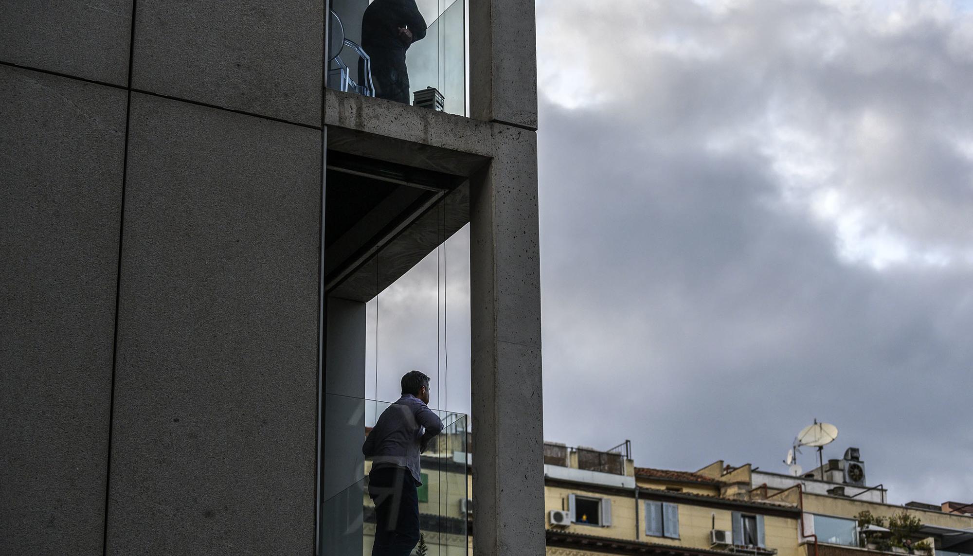 Gente asomada a los balcones Chueca