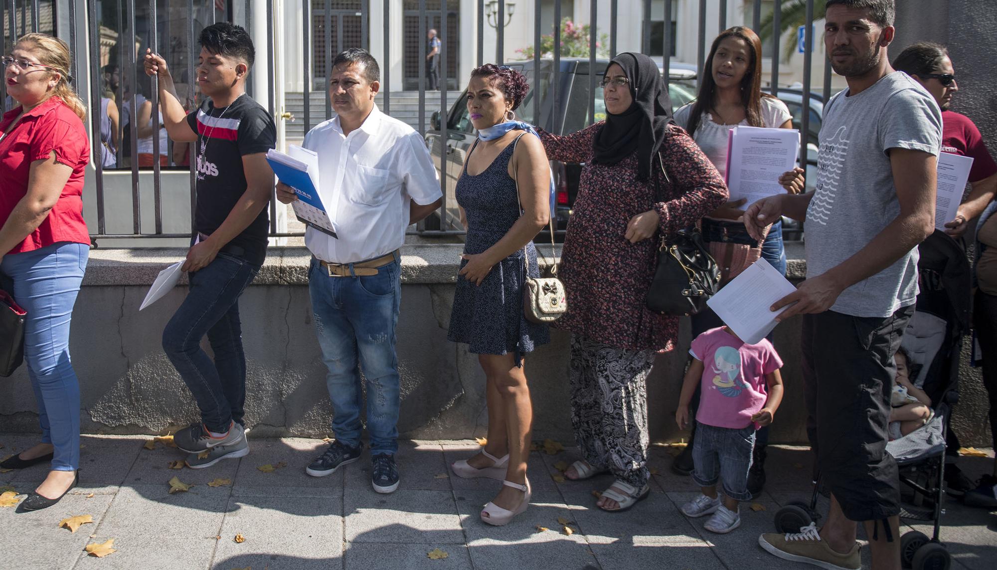 Entrega de solicitudes de asilo en el Ministerio de Migraciones XI