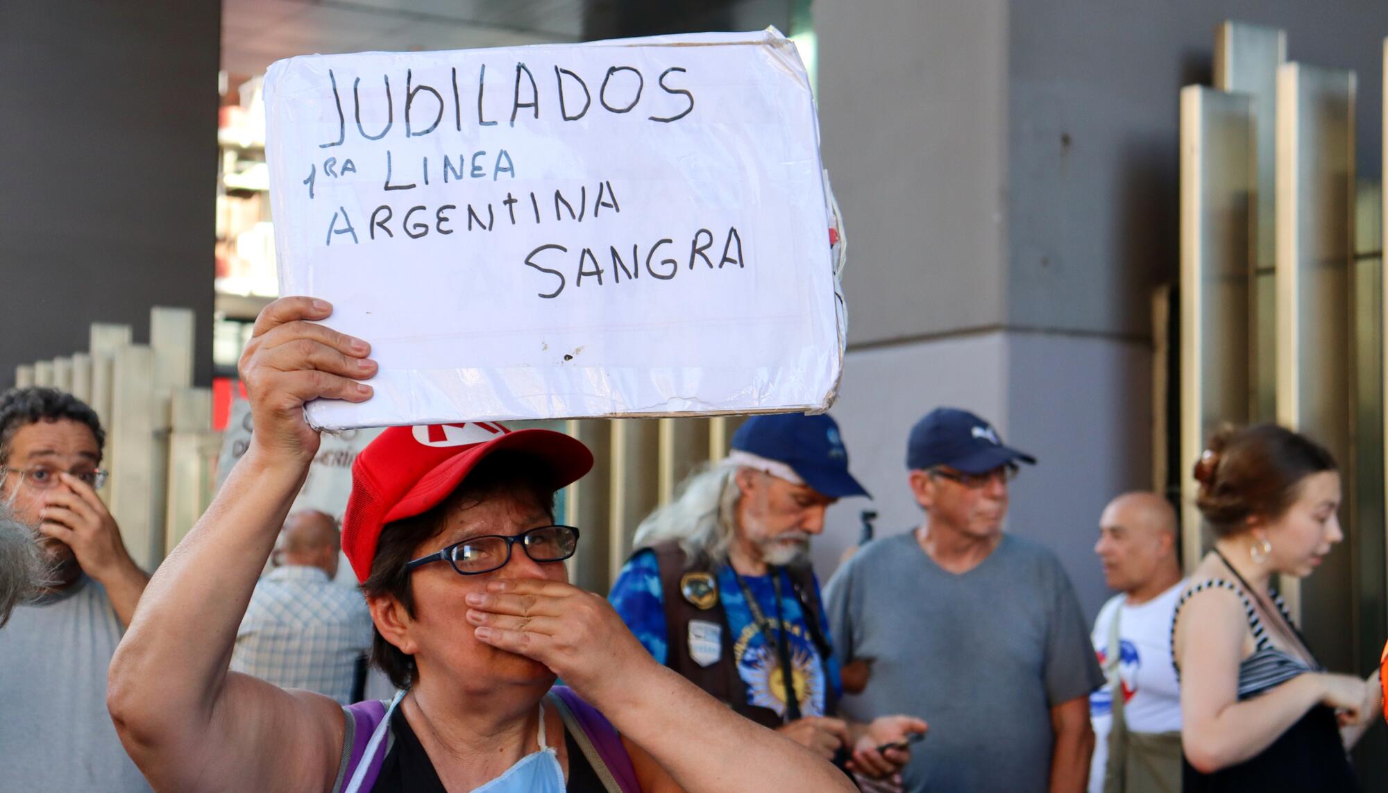 Pensionista afectada por los recortes de Milei protesta frene al Congreso en marzo de 2025.