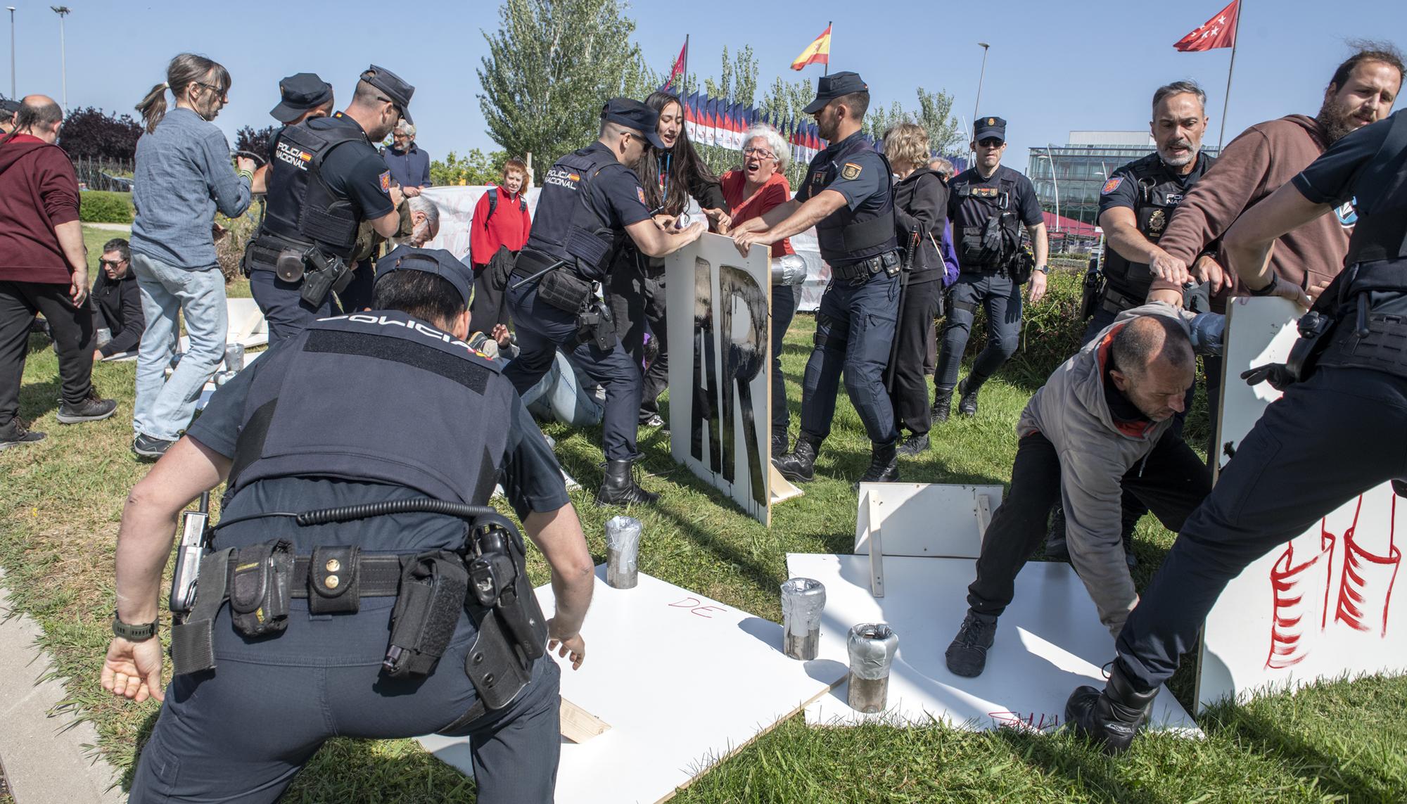 Protesta contra la celebración de la feria de armas de Madrid - 14