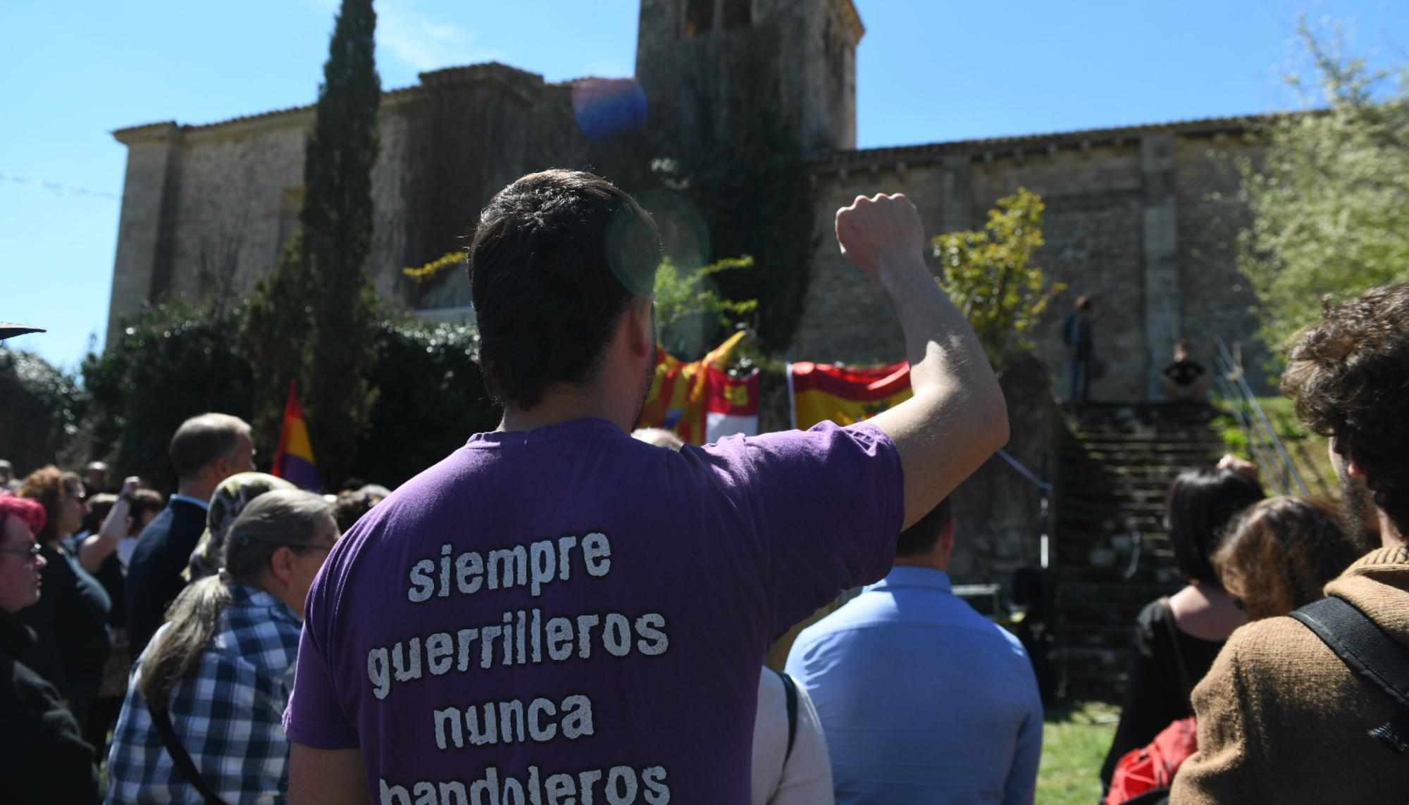 Asistentes al acto de entrega de restos de represaliados por el franquismo en Valdenoceda (Burgos)